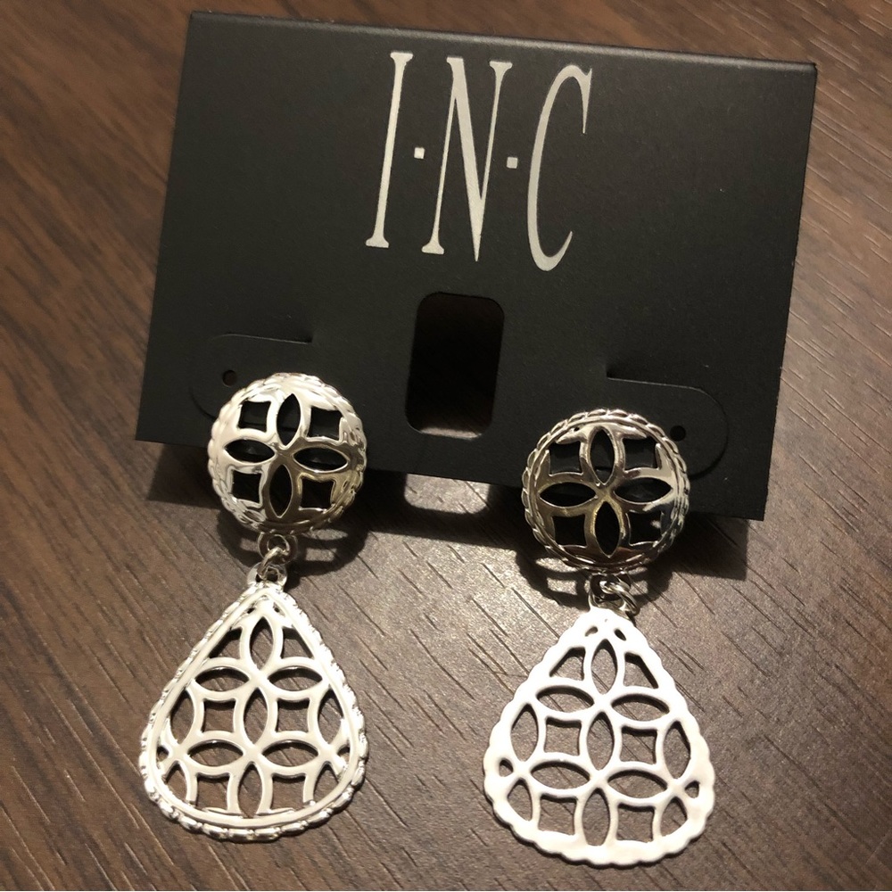 1” INC Silver Tone Flower Design Dangle Drop earrings #B28